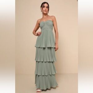 Never Worn Lulu’s Strapless Tiered Dress